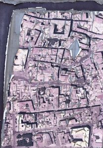 <multi>A picture of a map burned out by sun and weather. The city appears as a series of opening and cracks and folds.[fr]test[nl]test</multi>