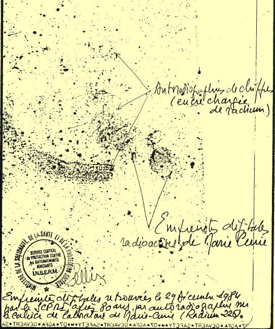 A photo of Marie Curie's notebook of the 1904-1906 period. We see Curie's fingerprint which at the time of their analysis in 1985, were still radioactive. Around the fingerprints, there's also notes from the researcher Pierre Pellerin who analysed the notebooks of Marie Curie. The notes indicate the fingerprints with arrows, the date of the analysis and what was found: radium-226 which is the most stable radium isotope with a half-life of 1,600 years.